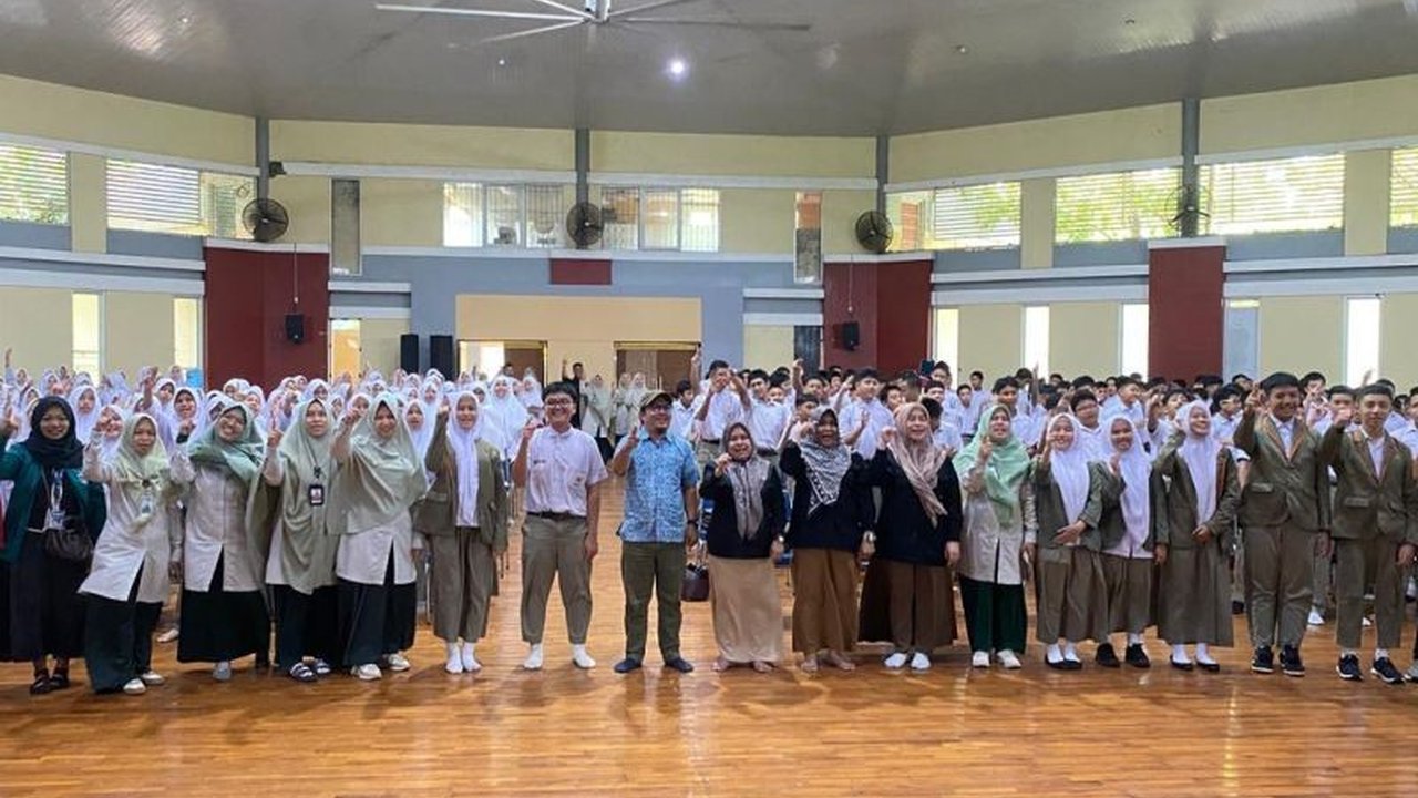 KPU Makassar aktif menggelar Pendidikan Politik Pemilih Pemula di sekolah, seperti SMP Islam Athirah Bukit Baruga, untuk menanamkan kesadaran berdemokrasi sejak dini.