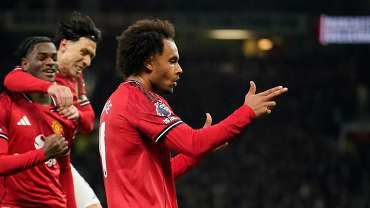 Manchester United unggul lebih dulu lewat gol Joshua Zirkzee pada menit ke-27. Wolves kemudian menyamakan kedudukan melalui sundulan Ladislav Krejci pada menit ke-45. (AP Photo/Dave Thompson)