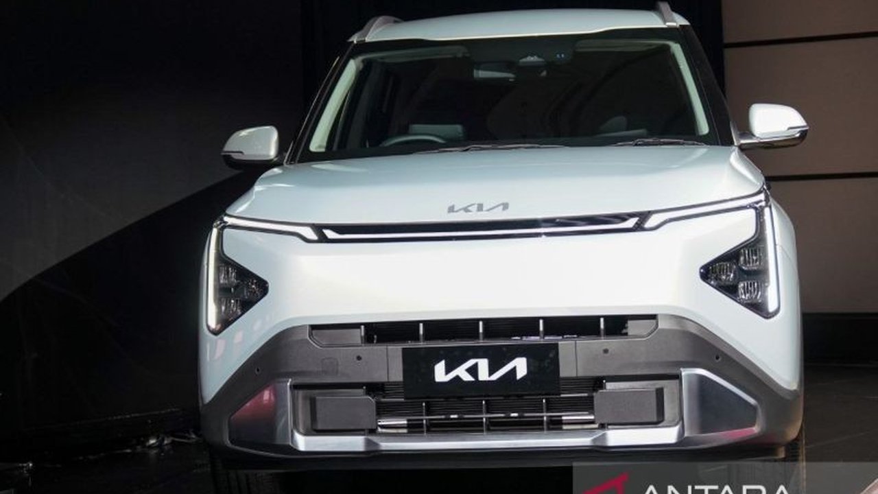Kia Sales Indonesia memperkenalkan tampilan baru Kia Carens, MPV yang dirancang khusus untuk memenuhi kebutuhan mobilitas keluarga Indonesia dengan desain modern dan multifungsi.