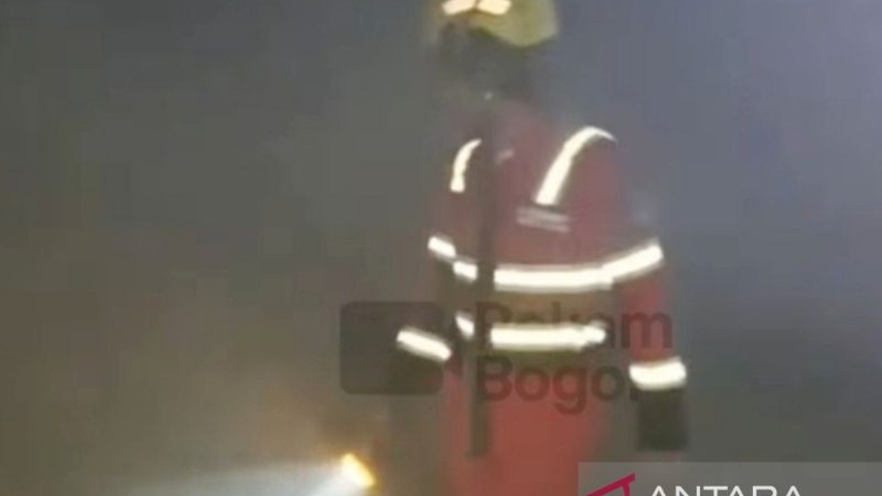 Basarnas bersiaga penuh memantau insiden kebakaran Antam di area tambang emas Pongkor, Bogor, siap memberikan bantuan jika diperlukan. Bagaimana penanganan kejadian ini?