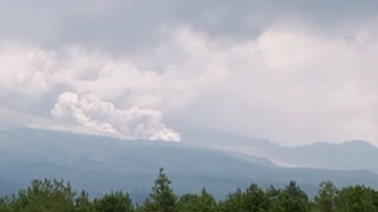Gunung Semeru di perbatasan Lumajang dan Malang kembali menunjukkan aktivitas vulkanik dengan meluncurkan awan panas guguran (APG) dan banjir lahar hujan, masyarakat diimbau tetap waspada.