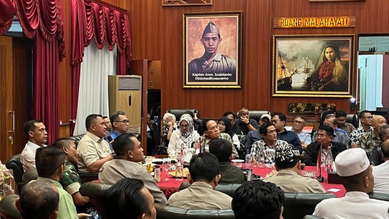 Pemerintah Kabupaten Bogor bersama Pemprov Jawa Barat siapkan skema transisi untuk pembukaan kembali terbatas Aktivitas Tambang Bogor, menyeimbangkan ekonomi dan penataan lingkungan pasca-penutupan oleh Gubernur Dedi Mulyadi.