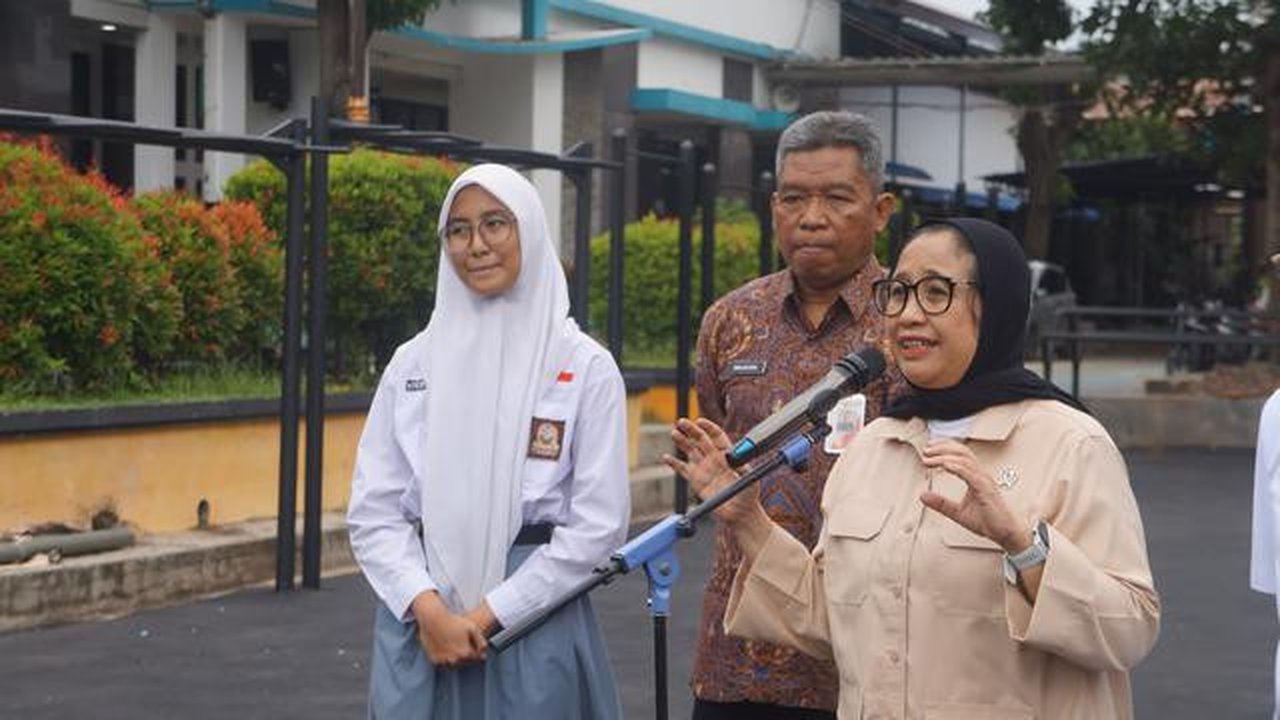 Wakil Kepala Badan Gizi Nasional (BGN) Nanik S. Deyang dan Wakil Menteri Kesehatan (Wamenkes) Benjamin Paulus Oktavianus dalam konferensi pers refleksi satu tahun MBG. (Liputan6.com/Rizqi Tri