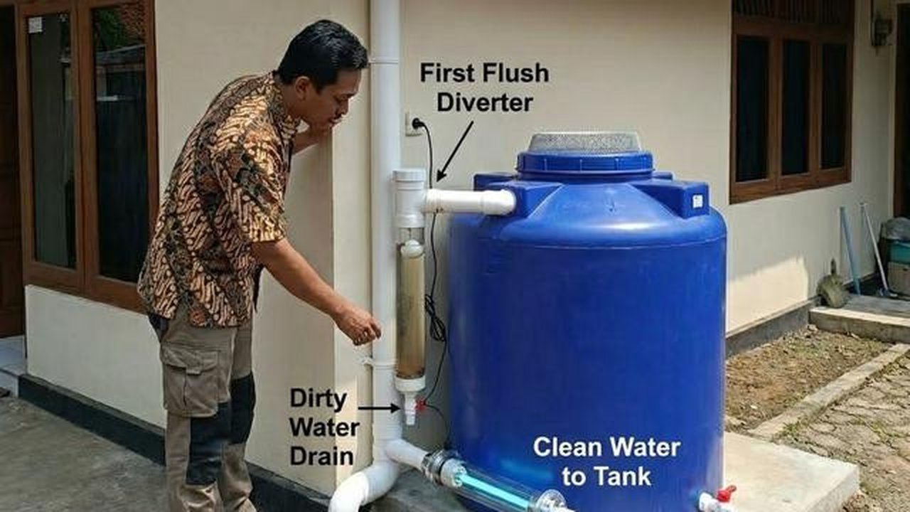 Pemasangan Alat First Flush Diverter merupakan salah satu cara menampung air hujan yang aman untuk keperluan rumah (Gemini AI)