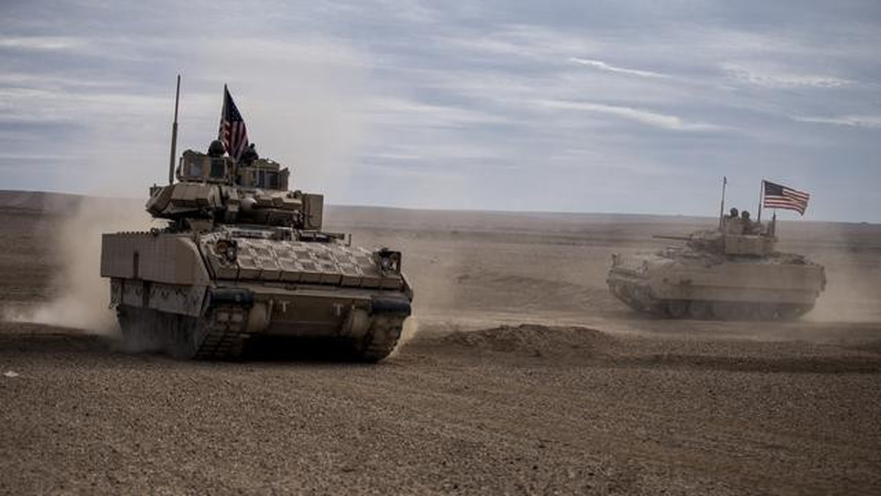 Tentara Amerika mengendarai kendaraan tempur Bradley selama latihan bersama dengan Pasukan Demokrat Suriah di pedesaan Deir Ezzor di timur laut Suriah, Rabu (8/12/2021). Puluhan tentara Ameri