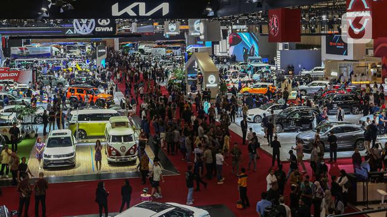 Pengunjung melihat produk mobil terbaru yang dipamerkan dalam ajang Gaikindo Indonesia International Auto Show (GIIAS) 2024 di Indonesia Convention Exhibition (ICE) BSD, Serpong, Kabupaten Ta