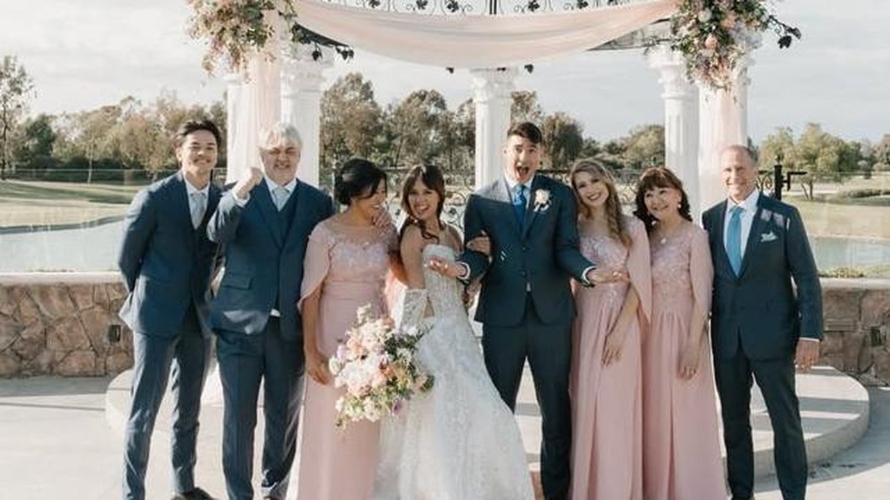 Potret bahagia Aurelie Moeremans bersama keluarga inti. (dok. Tangkapan layar Instagram @aurelie/https://www.instagram.com/p/DTeJRCaDxew/?img_index=3&igsh=MTdlenB0Zjh2OWo4aw==/Salsa Nur Fadil