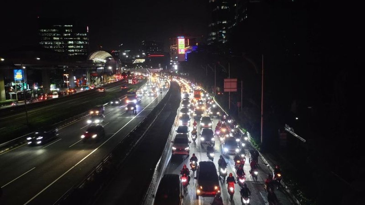 Arus Tol Dalam Kota Jakarta mulai ramai pada Kamis malam menjelang libur panjang Isra Mikraj. Peningkatan volume kendaraan ini didominasi warga yang ingin memanfaatkan waktu luang untuk bepergian ke luar kota.