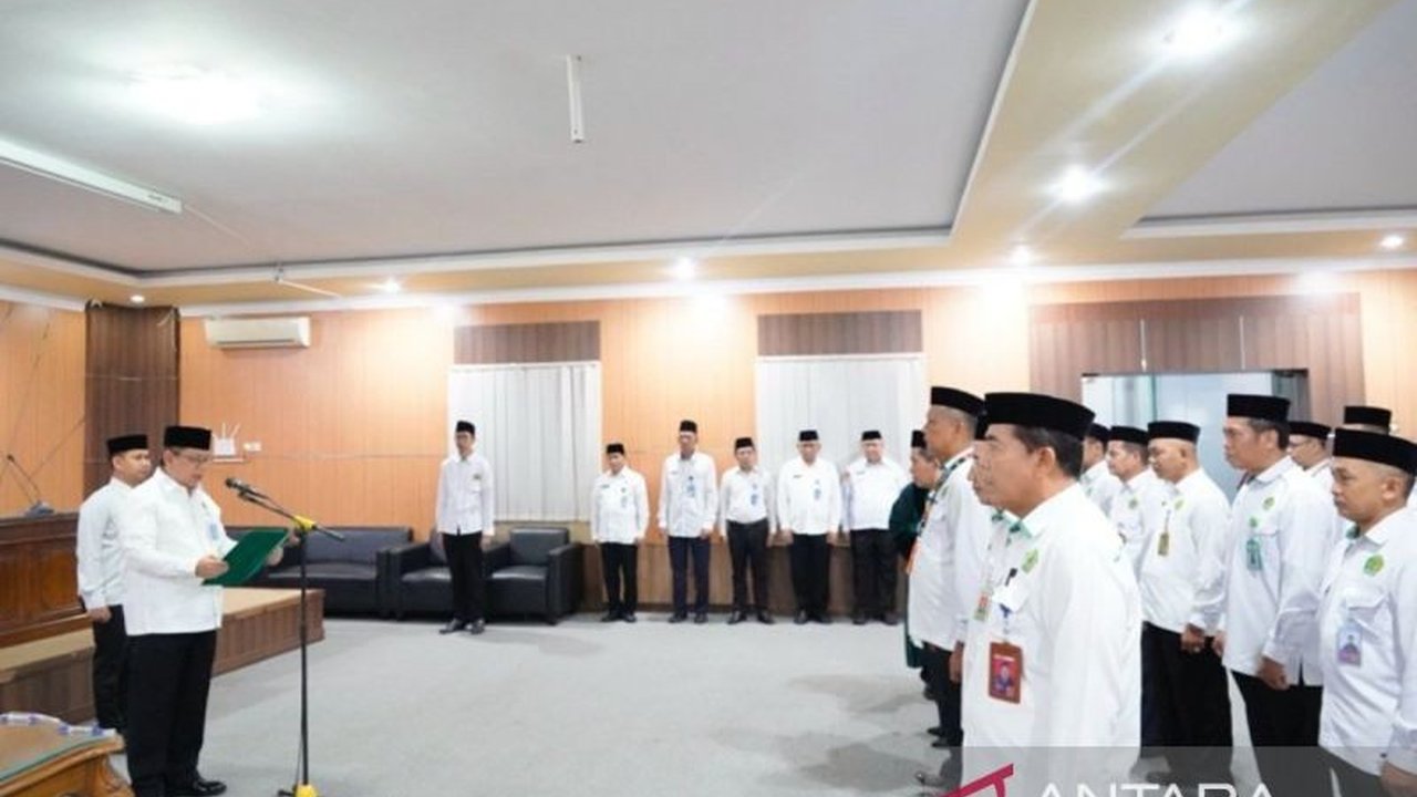 Kantor Wilayah Kementerian Agama Provinsi Kalimantan Selatan (Kalsel) melantik 19 kepala madrasah baru. Pelantikan ini menegaskan komitmen kuat Kemenag Kalsel dalam mengimplementasikan Kurikulum Cinta Madrasah yang berfokus pada akhlak dan ekoteologi.