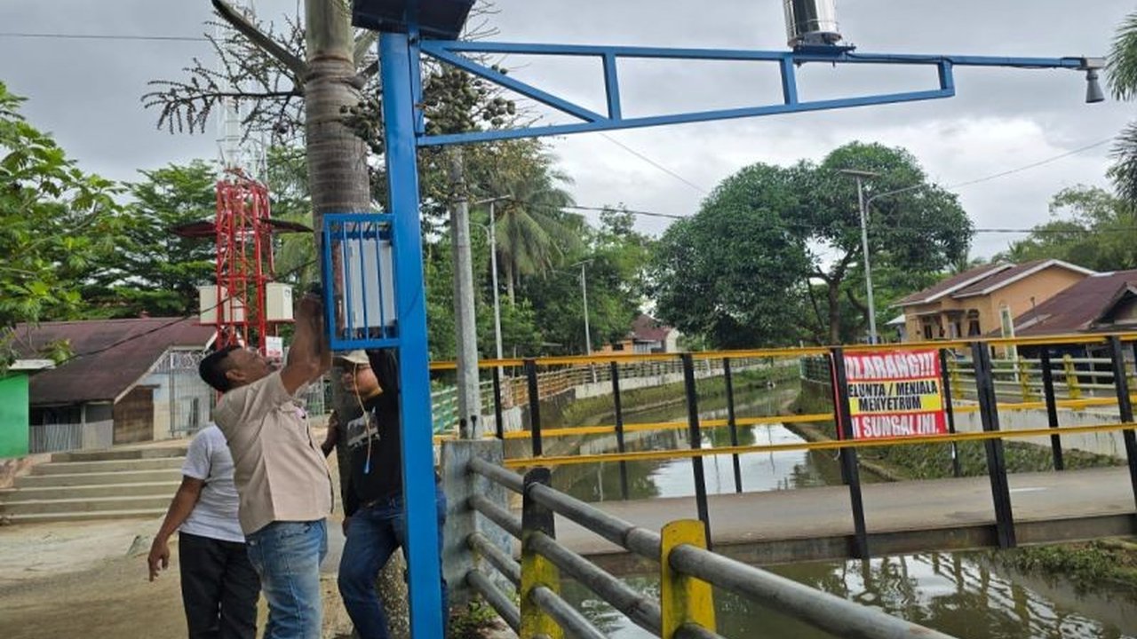 Dinas PUPR Banjarbaru telah memasang Alat Pemantau Banjir Banjarbaru berupa telemetri untuk memantau ketinggian air sungai secara aktual, meningkatkan kesiapsiagaan terhadap potensi banjir di wilayahnya.