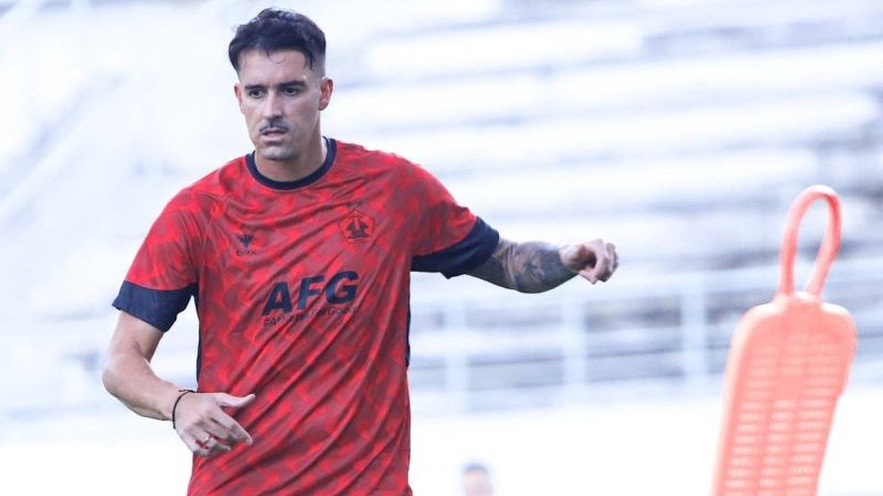 Persik Kediri resmi datangkan Jesús María Meneses Sabater alias Chechu untuk memperkuat lini pertahanan mereka di putaran kedua Super League 2025/2026, membawa semangat kerja keras dan optimisme tinggi.