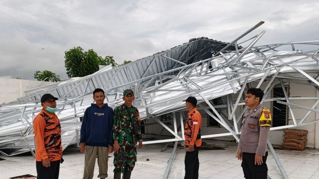 Angin puting beliung Situbondo kembali menerjang, menyebabkan belasan rumah warga dan dapur umum Satuan Pelayanan Pemenuhan Gizi (SPPG) porak-poranda. BPBD Situbondo mengimbau masyarakat meningkatkan kewaspadaan terhadap cuaca ekstrem.