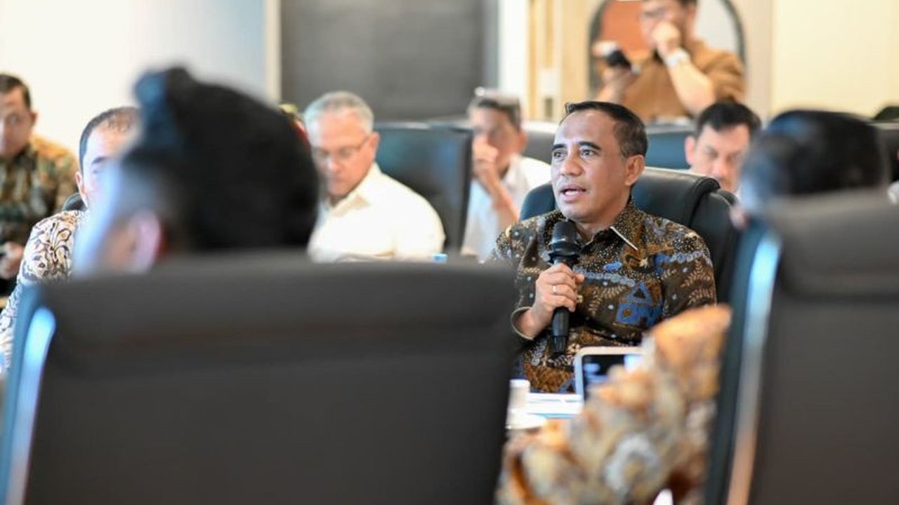 Gubernur Sulawesi Tengah Anwar Hafid mendorong percepatan Digitalisasi Pemerintahan Sulteng dan pembenahan data, menuntut inovasi serta prestasi dari para pejabat demi pelayanan publik yang lebih baik dan akurat.