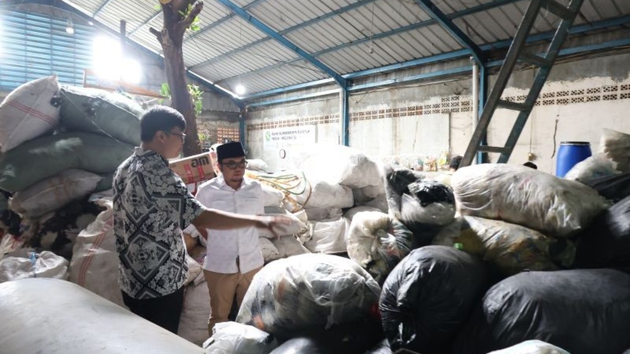 DPRD Jabar mendesak percepatan implementasi Petasol, teknologi pengolah sampah plastik menjadi bahan bakar, sebagai jawaban konkret atasi krisis sampah di Bandung Raya yang terus meningkat.