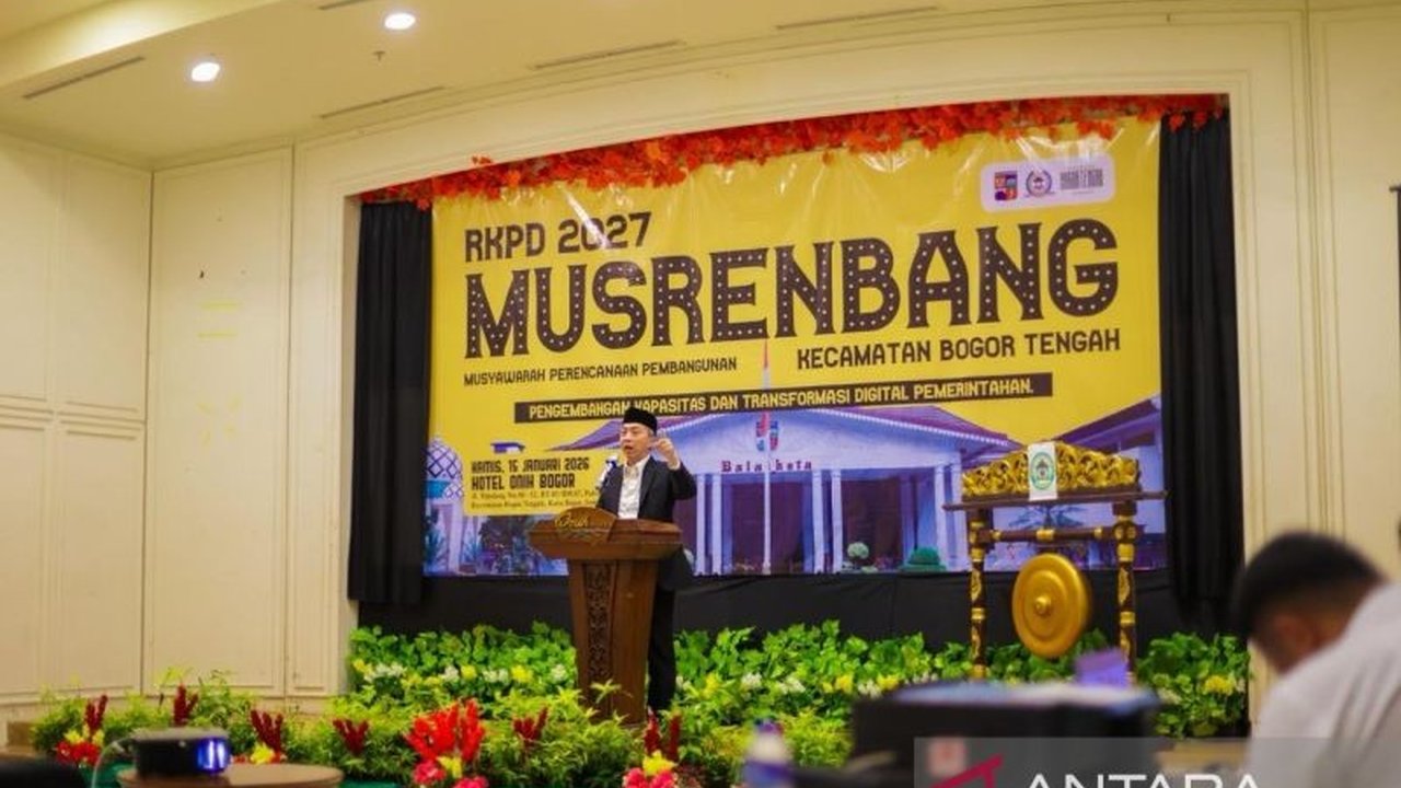 Wali Kota Bogor Dedie A Rachim menyatakan kawasan Bogor Tengah akan disterilkan dari PKL untuk mendukung pembongkaran Pasar Bogor dan Plaza Bogor, sekaligus mewujudkan Penataan PKL Bogor Tengah yang rapi.