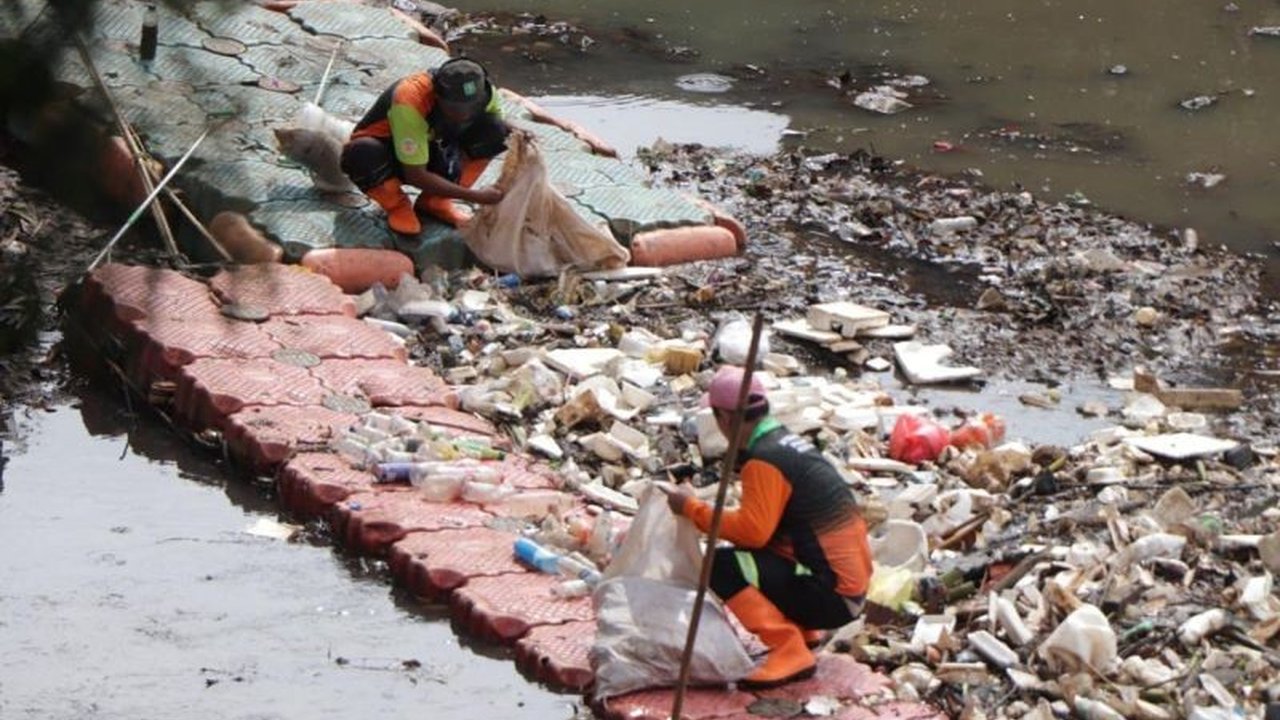 Dinas Lingkungan Hidup DKI Jakarta menyiagakan ribuan Pasukan Oranye untuk penanganan sampah di 25 lokasi rawan banjir, mengantisipasi curah hujan tinggi dan memastikan lingkungan tetap bersih.
