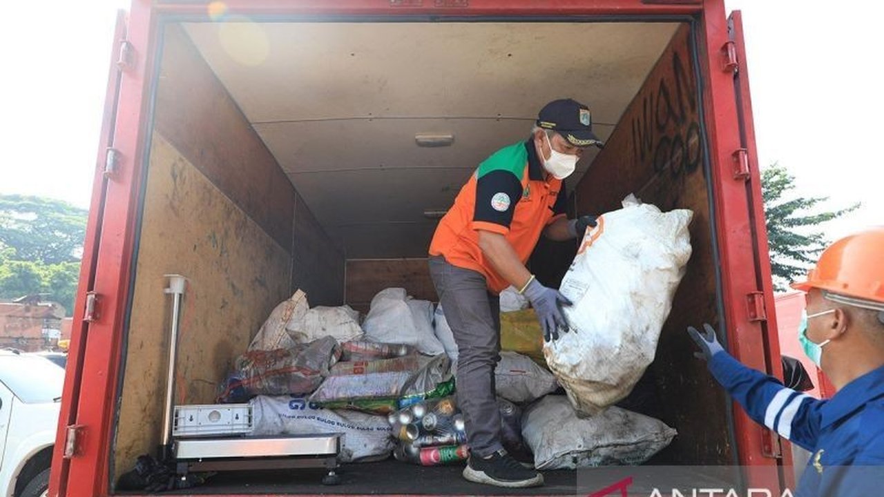 Pemerintah Indonesia berkomitmen pada ekonomi sirkular dengan menerapkan Extended Producer Responsibility (EPR), sebuah kebijakan yang mewajibkan produsen bertanggung jawab penuh atas produknya hingga tahap daur ulang. Kebijakan EPR ini diharapkan mampu m