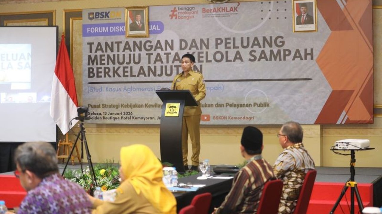 Wakil Mendagri Akhmad Wiyagus menekankan pentingnya sinergi regional pengelolaan sampah serta ketegasan daerah dalam menghadapi masalah limbah yang kian mengkhawatirkan.
