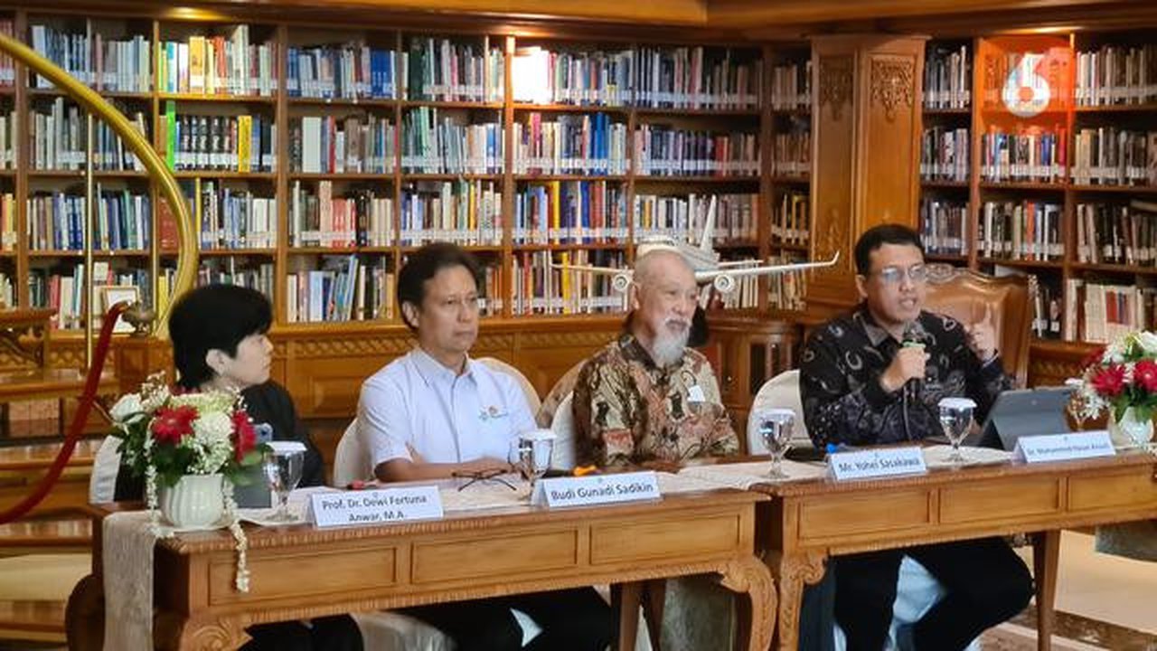 Menteri Kesehatan Budi Gunadi Sadikin bersama Duta Besar Kehormatan World Health Organization (WHO) untuk Pemberantasan Kusta, Yohei Sasakawa dalam media briefing bertajuk 'Menjawab Tantang