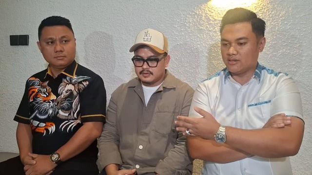 Didampingi kuasa hukum, suami Boiyen, Rully Anggi Akbar, mengklarifikasi tuduhan penggelapan dana investasi yang menyeret namanya baru-baru ini.