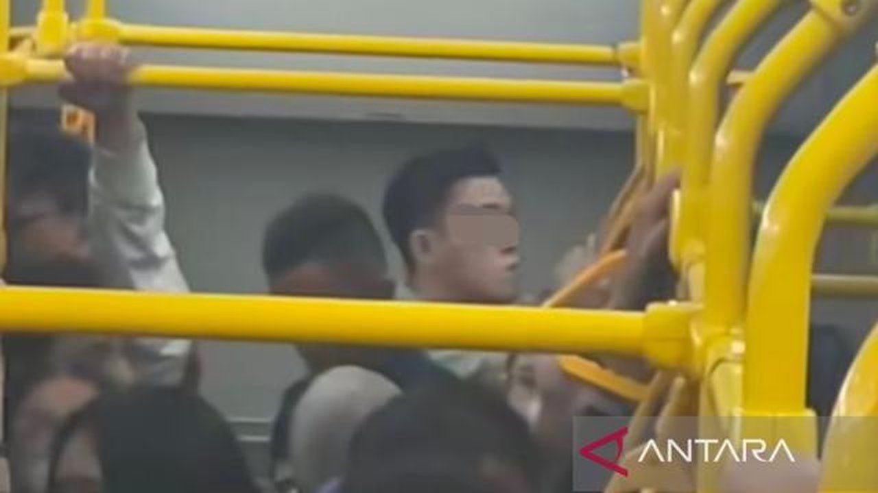 Tangkapan layar dari Instagram @jkt.fyp terduga pelaku yang melakukan masturbasi di TransJakarta (Dok: Antara)