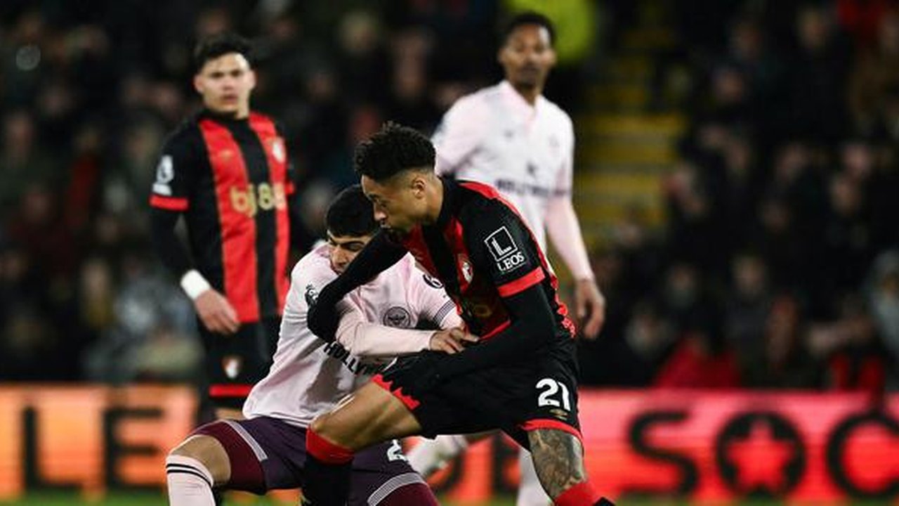 Gelandang Brentford, Yunus Emre Konak (kiri), berebut bola dengan penyerang asal Inggris Bournemouth bernomor 21, Daniel Jebbison, dalam pertandingan sepak bola Liga Inggris antara Bournemout