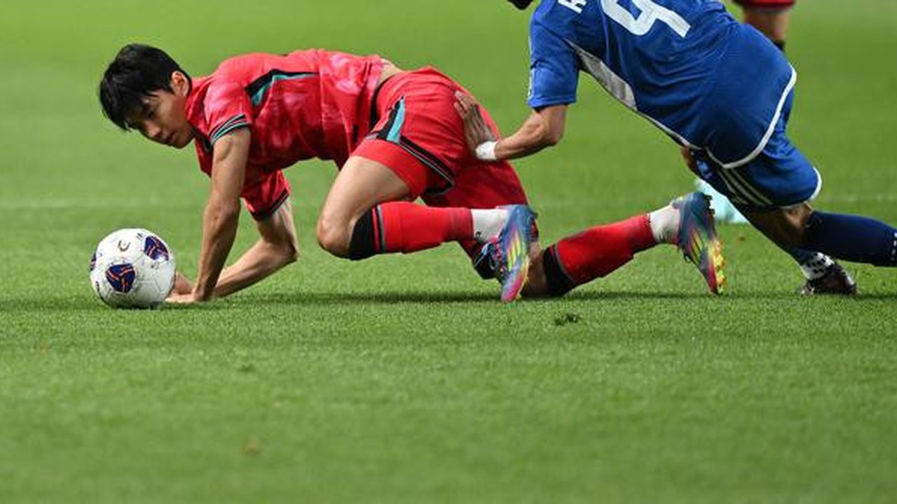 Pemain Korea Selatan Jeon Jin-woo (kiri) berebut bola dengan pemain Kuwait Ahmad Zanki (kanan) dalam pertandingan sepak bola Kualifikasi Piala Dunia 2026 zona Asia Grup B antara Korea Selatan