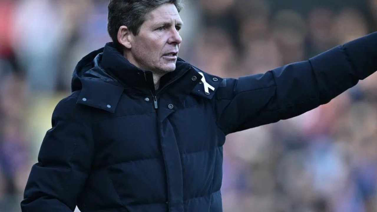 Pelatih asal Austria, Oliver Glasner, mengonfirmasi akan meninggalkan Crystal Palace di akhir musim ini. Keputusan Oliver Glasner ini memicu spekulasi dirinya akan melatih Manchester United.