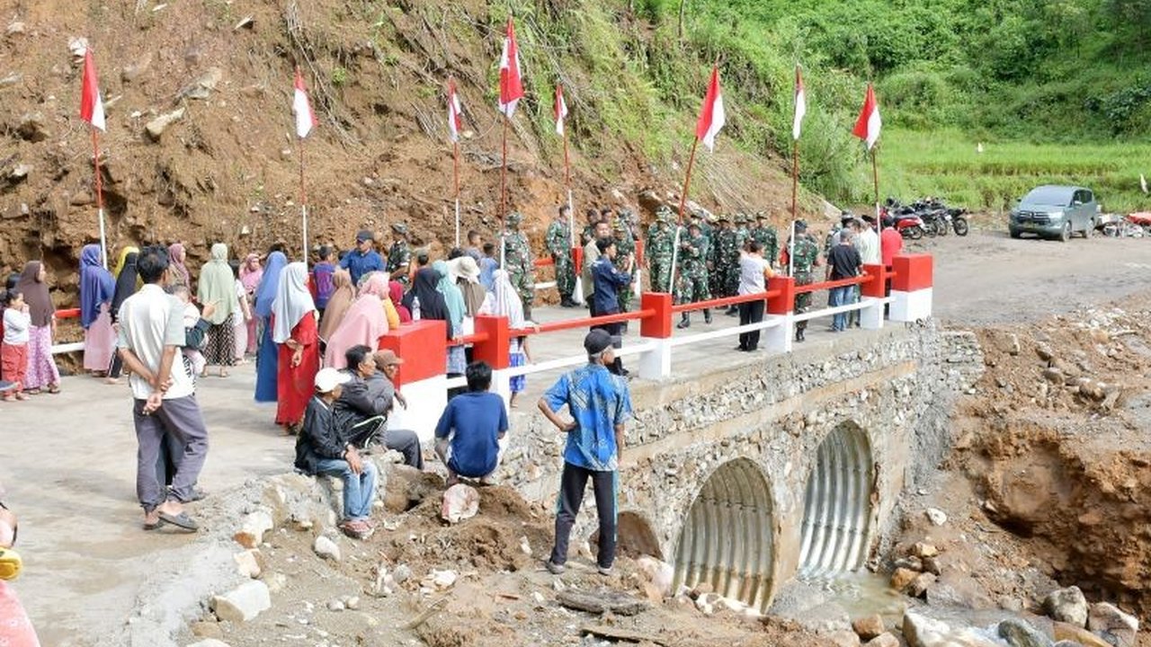 TNI AD rampungkan pembangunan Jembatan Armco Malalak di Agam, Sumatera Barat. Akses vital yang terputus akibat banjir bandang kini kembali normal, membawa harapan bagi masyarakat setempat.