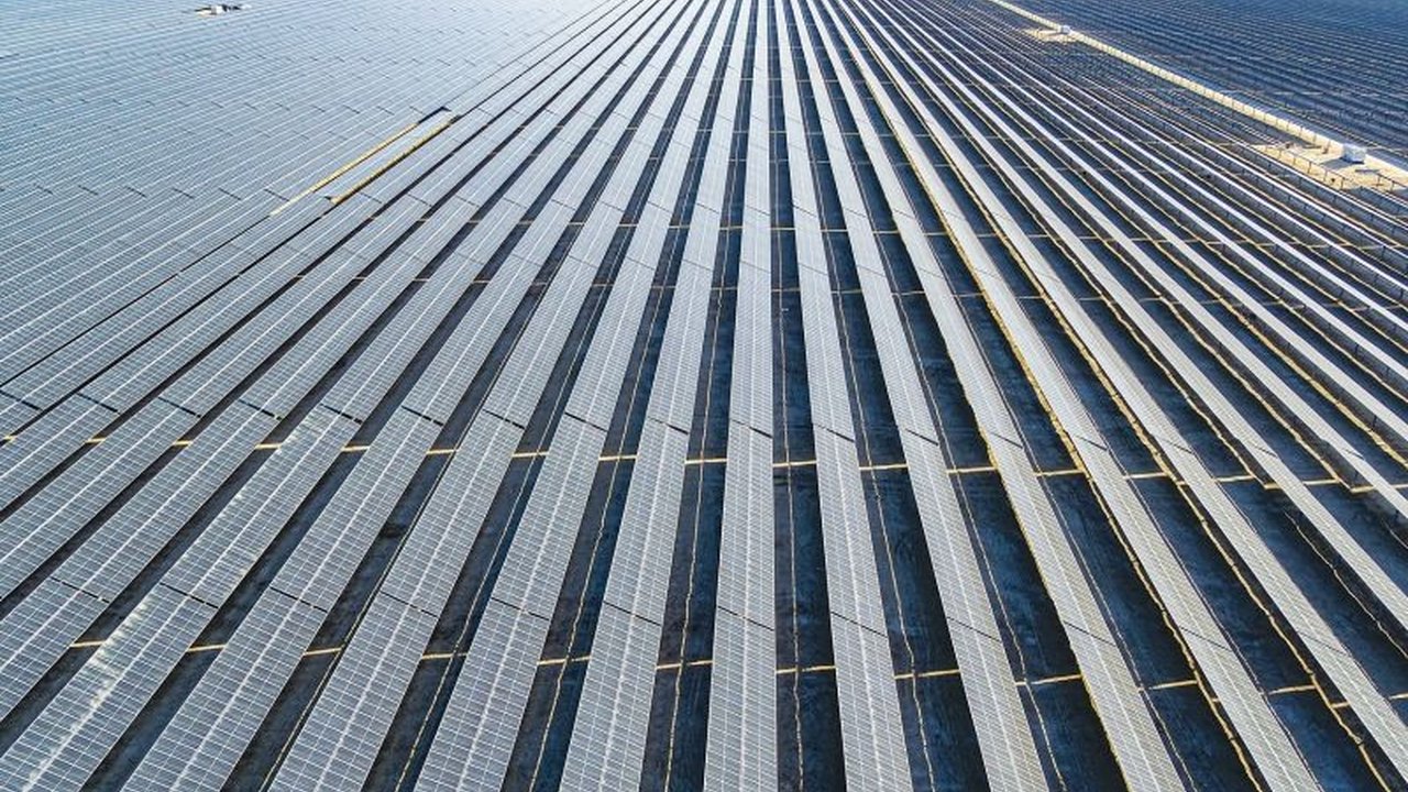 Hamparan panel surya raksasa di gurun Abu Dhabi menjadi inspirasi. Indonesia memiliki potensi energi surya yang tak kalah besar, namun masih menghadapi tantangan dalam pengembangannya.