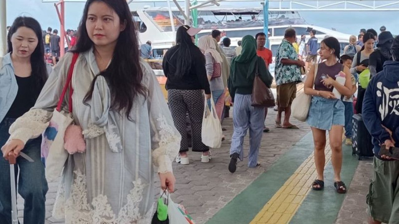 Libur Isra Mikraj tahun ini mencatat lonjakan signifikan kunjungan wisatawan Pulau Seribu, menegaskan statusnya sebagai primadona pariwisata yang menarik minat ribuan pelancong.