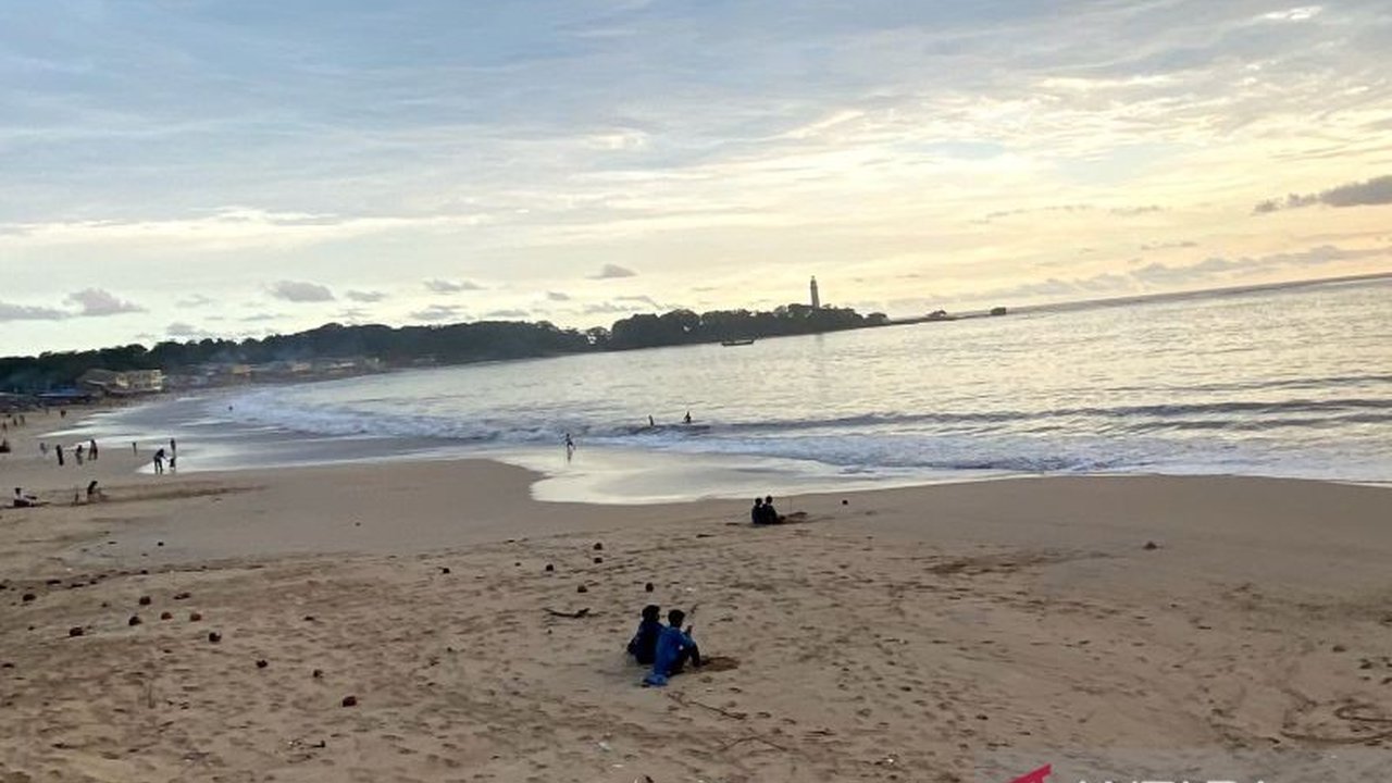 Dinas Pariwisata dan Kebudayaan Garut membebaskan tiket masuk Pantai Santolo untuk sementara waktu, memicu pertanyaan tentang pengelolaan destinasi wisata populer ini.