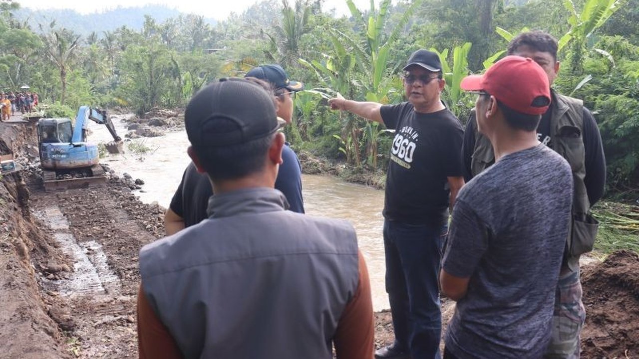 Bupati Buleleng, I Nyoman Sutjidra, memastikan perbaikan jalan putus di Desa Pucaksari yang vital sebagai akses ke sekolah dasar akan segera dilakukan, menunjukkan komitmen terhadap mobilitas warga dan siswa.