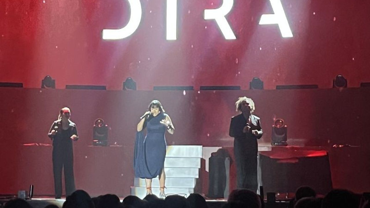 Dira Sugandi Buka Konser Brian McKnight di Balai Sarbini, Jakarta, dengan penampilan memukau, membawakan lagu-lagu hits dan mengajak penonton bernostalgia. Simak keseruannya!