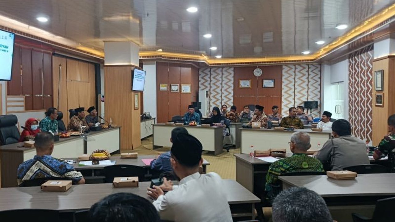 Baznas Kota Cirebon resmi menetapkan besaran Zakat Fitrah 2026 Cirebon sebesar Rp45.000 per jiwa atau 2,8 kg beras, mempertimbangkan kondisi ekonomi dan harga pangan terkini.