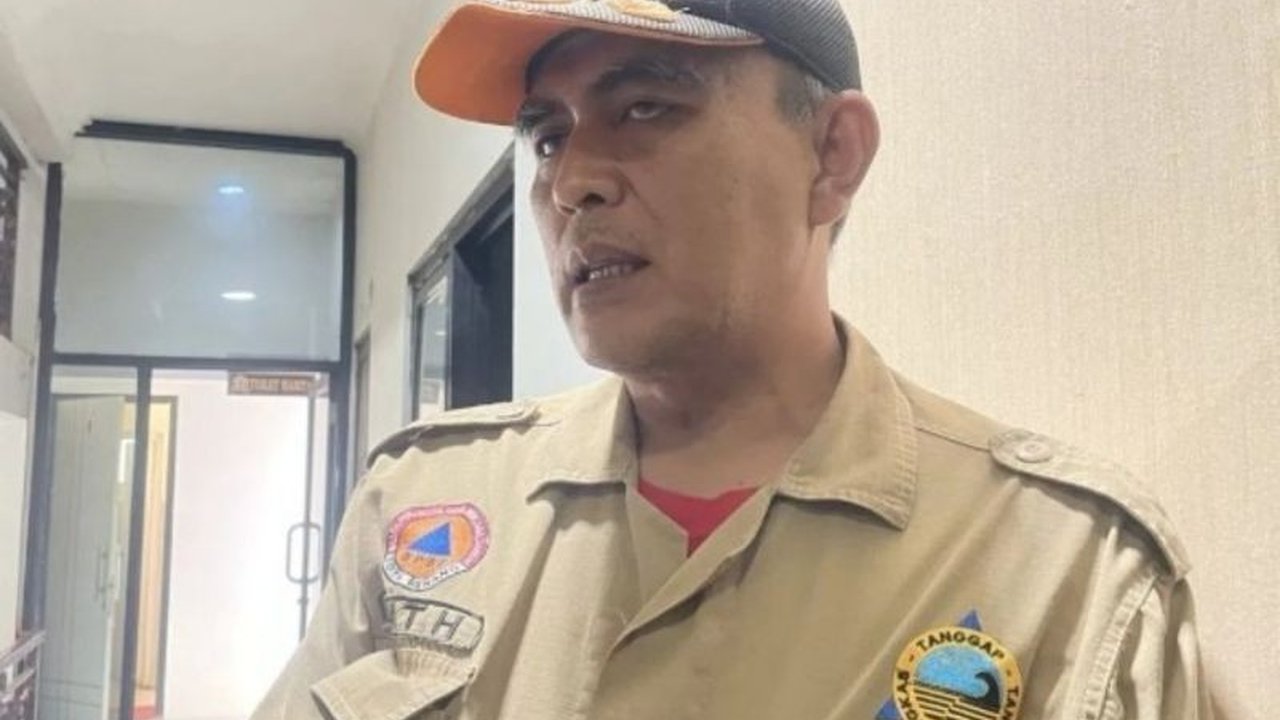 Cuaca ekstrem Kota Serang menyebabkan 44 rumah warga rusak, ribuan rumah terendam banjir, dan pohon tumbang. BPBD Kota Serang imbau warga waspada dan telah melakukan penanganan.