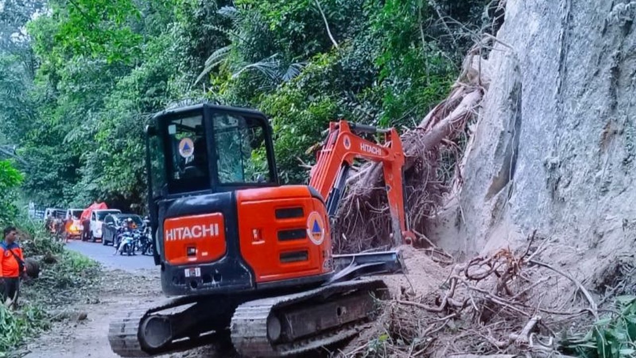 BPBD OKU Selatan sigap mengevakuasi material tanah longsor yang menutupi ruas jalan di Desa Simpang Sender Utara, memastikan arus lalu lintas kembali normal setelah insiden Tanah Longsor OKU Selatan.