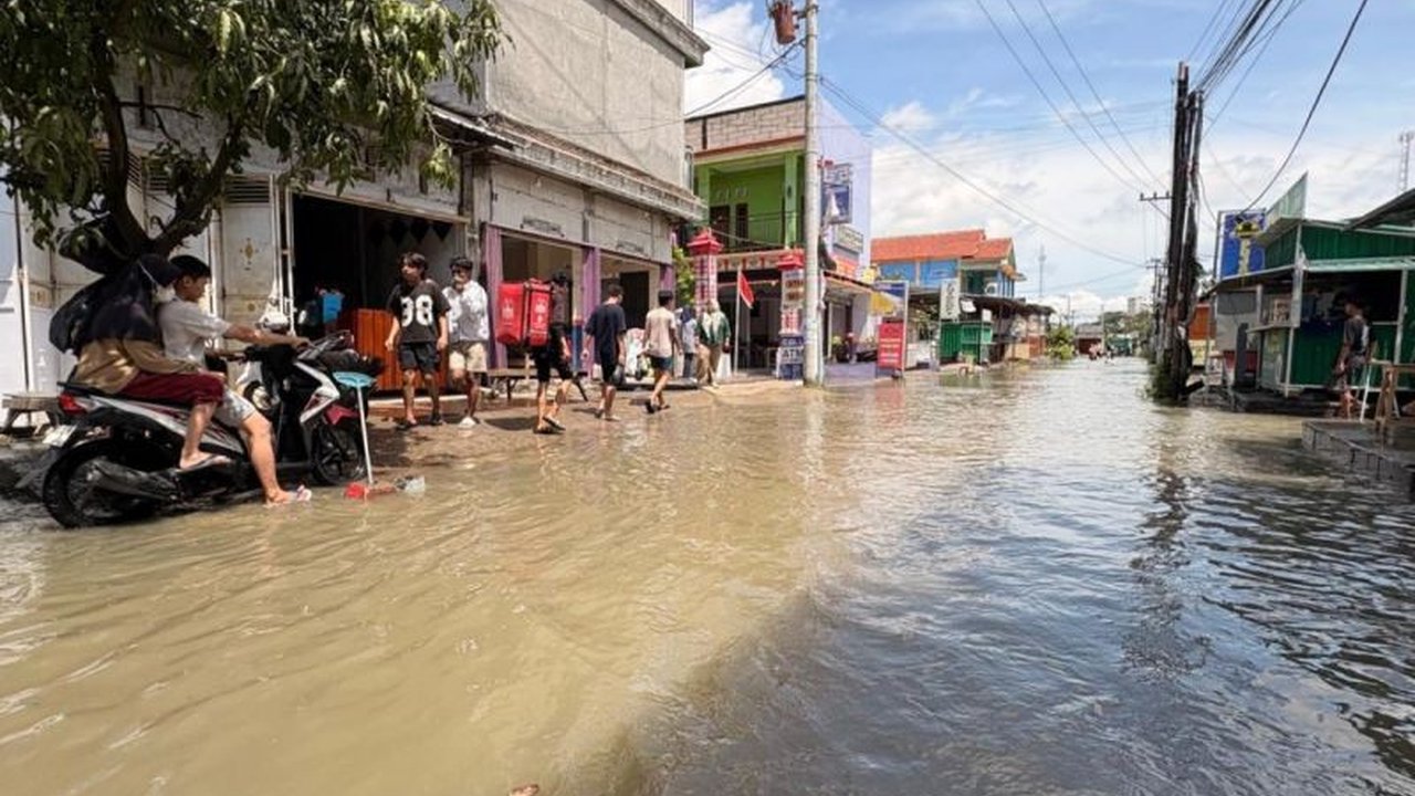 Banjir Kendal melanda 23 desa di tujuh kecamatan Kabupaten Kendal, Jawa Tengah, menyebabkan ribuan jiwa dan rumah terendam. Kondisi ini dipicu hujan deras sejak Kamis hingga Jumat dini hari, dengan ketinggian air mencapai satu meter di beberapa lokasi. Ma