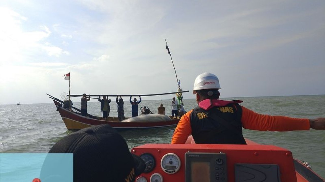 Seorang nelayan bernama Andi dilaporkan hilang di Perairan Lontar Serang setelah terjatuh dari kapal saat menarik jaring, memicu operasi pencarian intensif oleh Basarnas dan tim SAR gabungan.
