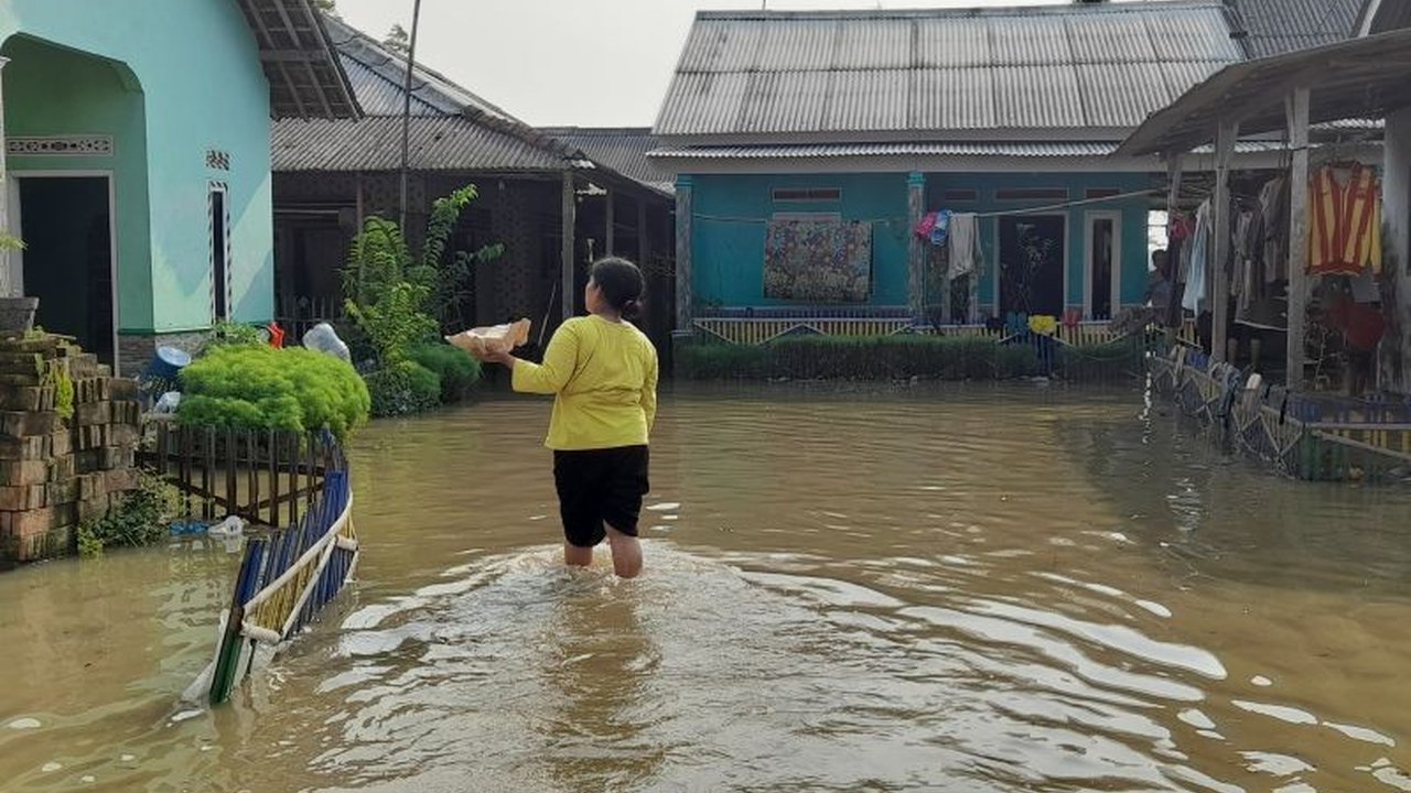Waspada! BBMKG Wilayah II mengeluarkan peringatan dini potensi hujan lebat dan banjir rob Banten pada 17-22 Januari 2026 akibat fenomena atmosfer dan fase Bulan Baru.