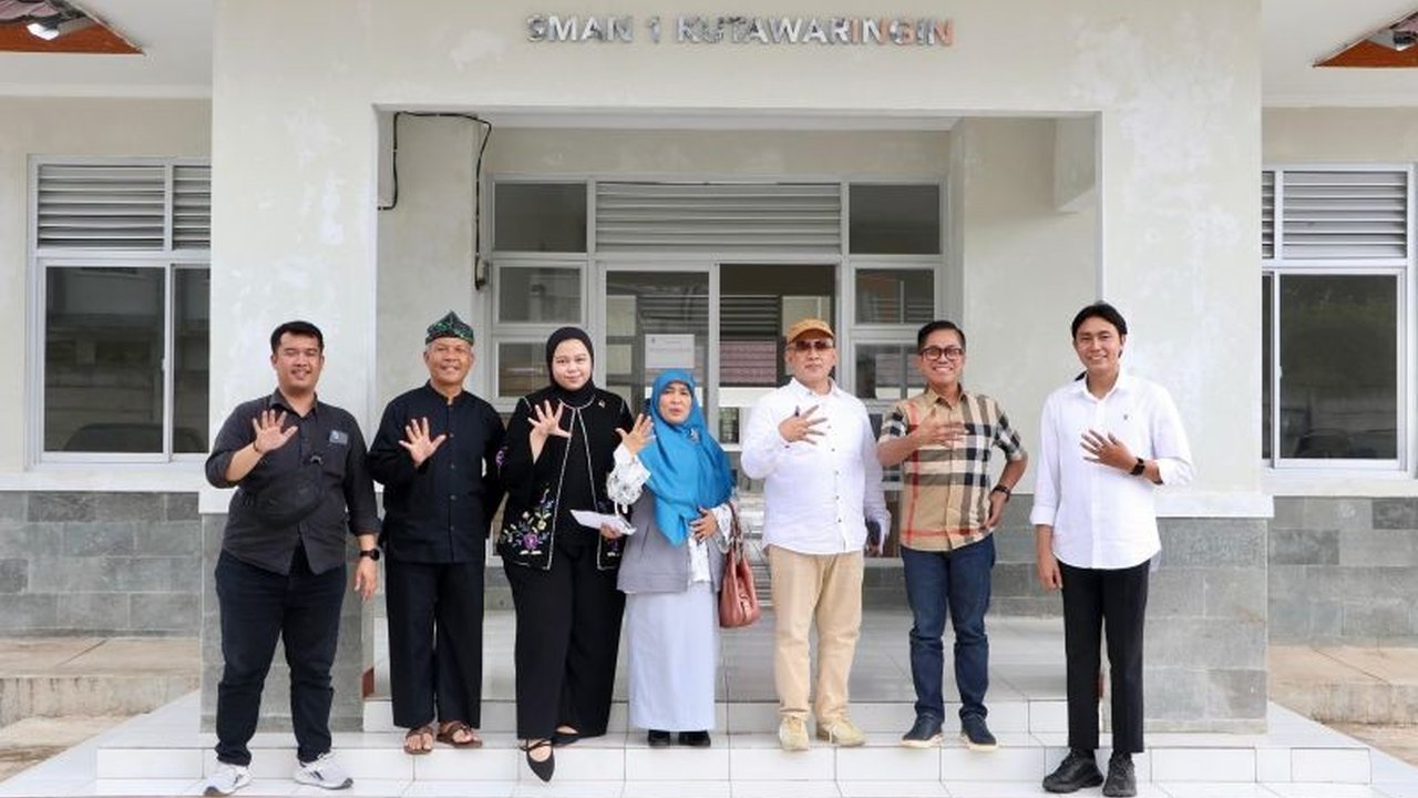 Proyek Unit Sekolah Baru (USB) SMAN 1 Kutawaringin di Kabupaten Bandung senilai Rp1,3 miliar rusak sebelum dipakai. DPRD Jawa Barat menolak perbaikan menggunakan APBD dan menuntut pertanggungjawaban vendor.
