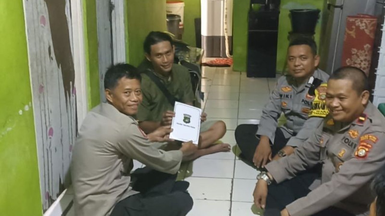 Polres Metro Jakarta Utara menyantuni keluarga anak disabilitas yang meninggal dunia saat banjir melanda, menegaskan kepedulian polisi terhadap korban banjir di Jakarta Utara.