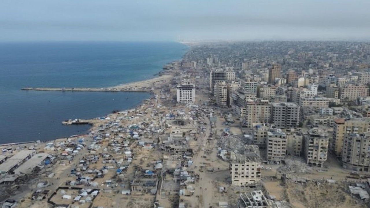 Komite Administrasi Gaza menggelar rapat perdana di Kairo, Mesir, membahas bantuan kemanusiaan dan rencana rekonstruksi pascaperang, memicu harapan baru bagi Jalur Gaza.