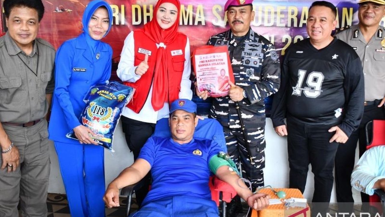 Pangkalan Angkatan Laut Bangka Belitung (Lanal Babel) kembali salurkan ratusan paket bansos sembako bagi nelayan di Toboali, Bangka Selatan, menegaskan komitmen kepedulian terhadap masyarakat pesisir.