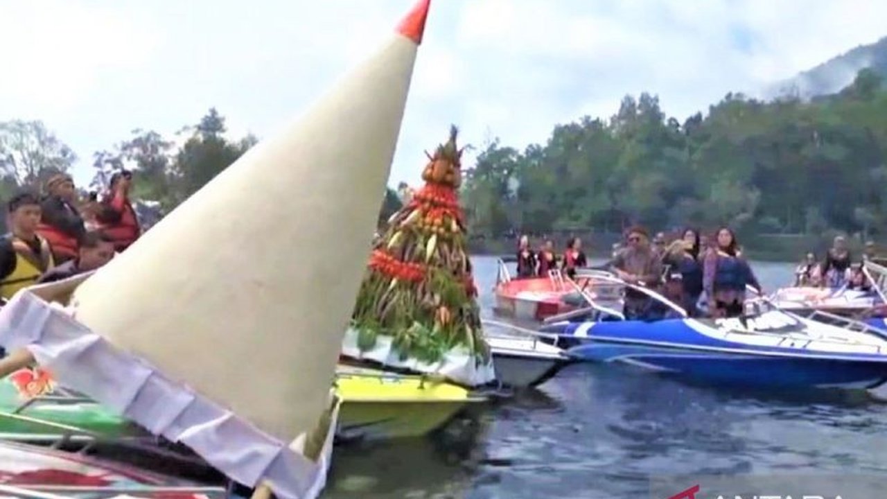 Tradisi Labuhan Sarangan 2026 di Telaga Sarangan kembali digelar oleh Pemkab Magetan, menjadi daya tarik utama untuk mempromosikan pariwisata sekaligus menggerakkan ekonomi daerah dan menarik wisatawan.