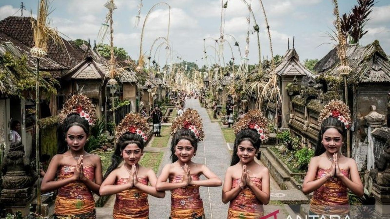 Bali kembali mengukir prestasi gemilang dengan meraih predikat Bali Destinasi Terbaik Dunia 2026 versi TripAdvisor, mengungguli destinasi global lainnya. Pencapaian ini menjadi bukti daya tarik abadi Pulau Dewata di mata wisatawan internasional.
