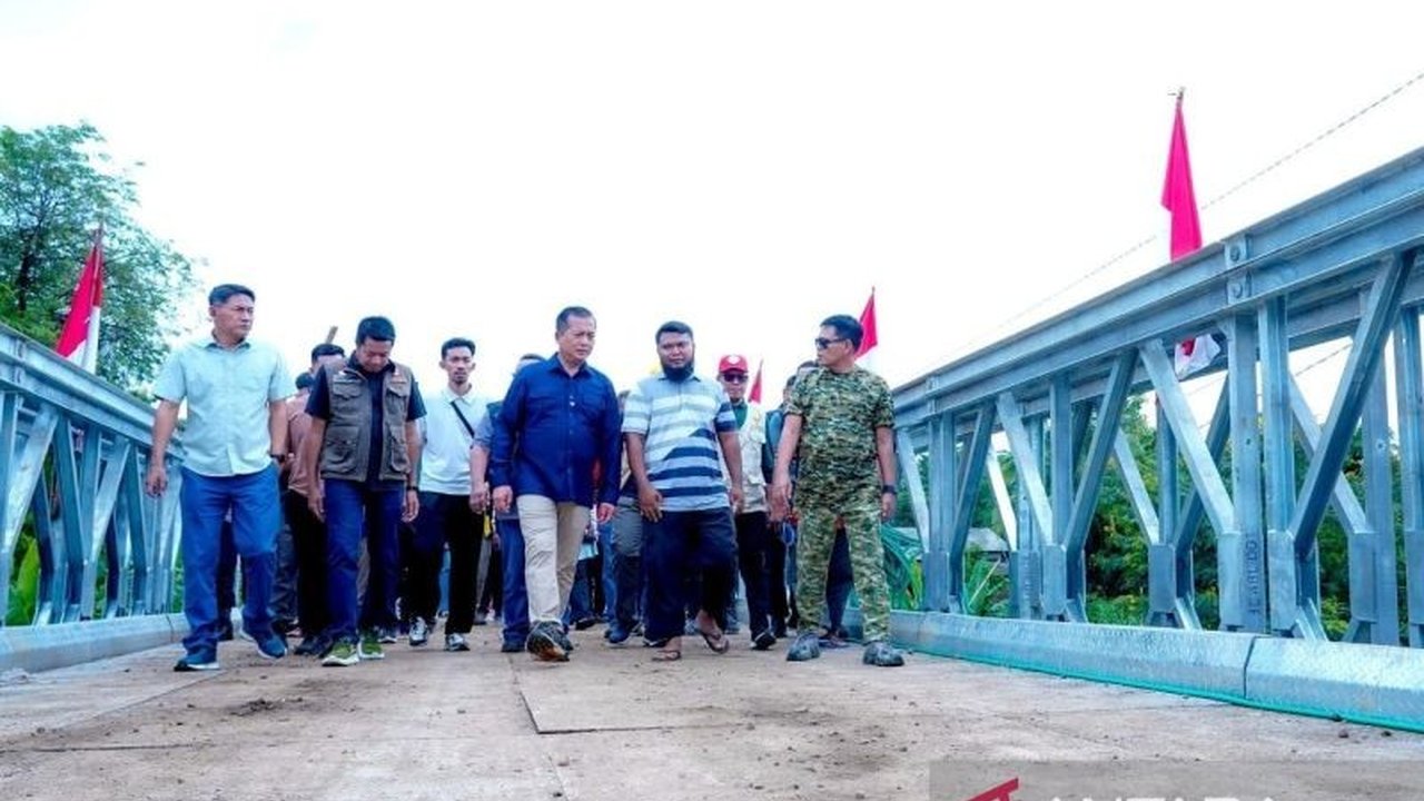 Gubernur NTB, Lalu Muhamad Iqbal, memastikan pembangunan Jembatan Bailey Lombok Timur di Dusun Beta, Desa Perigi, telah rampung, memulihkan akses vital warga pasca-banjir.