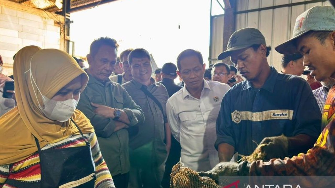 Menteri Lingkungan Hidup Hanif Faisol Nurofiq mendesak penegakan hukum pengelolaan sampah Bandung Raya. Kepala daerah diminta menindak tegas pengelola abai, demi penanganan sampah optimal.