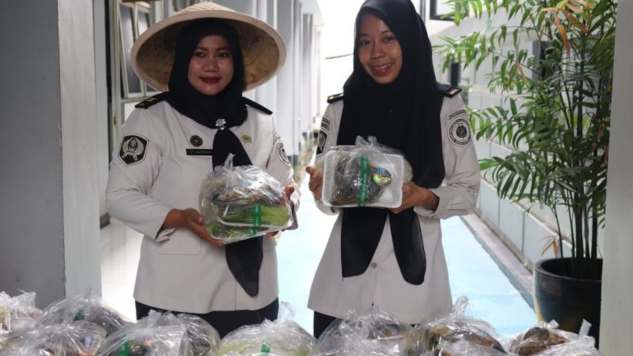 Warga binaan Rutan Serang berhasil memanen ikan lele dan sayuran hasil budidaya mandiri, menunjukkan kontribusi nyata dalam mendukung program ketahanan pangan nasional dan kemandirian.