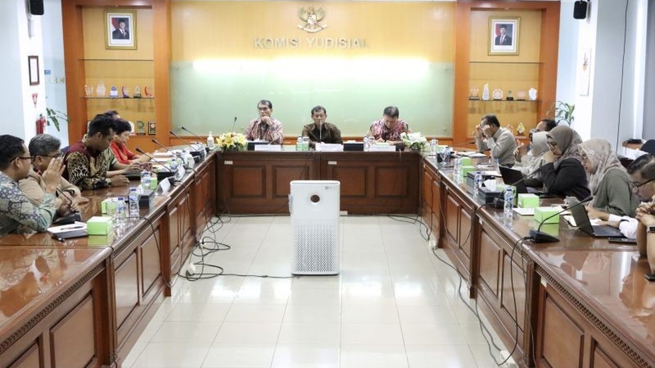 Komisi Yudisial (KY) terus mengupayakan peningkatan kesejahteraan Hakim Ad Hoc yang tunjangannya stagnan selama 13 tahun, memicu ketimpangan dan keresahan di kalangan mereka.